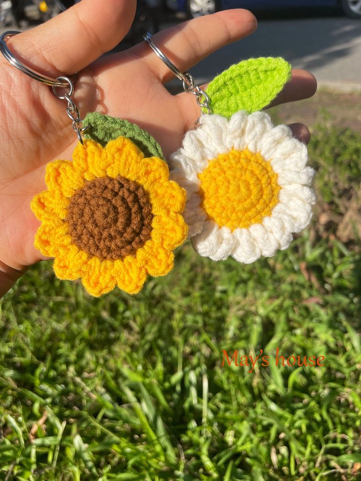 Handmade Crochet Flower Keychains – Sunflower & Daisy Duo